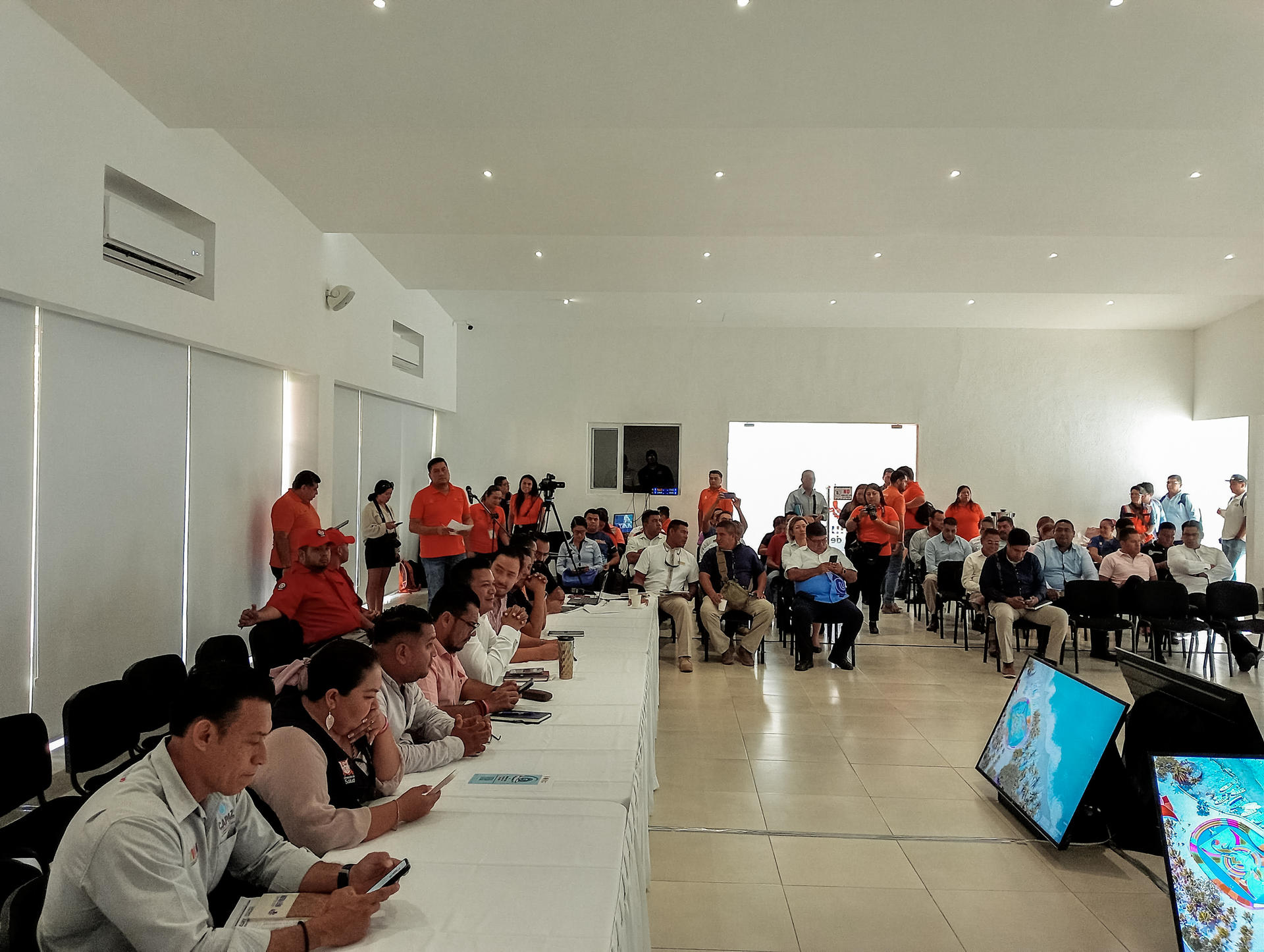 Un grupo de personas en una habitación