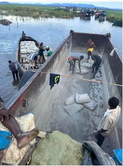 un groupe de personnes dans un bateau sur un plan d’eau