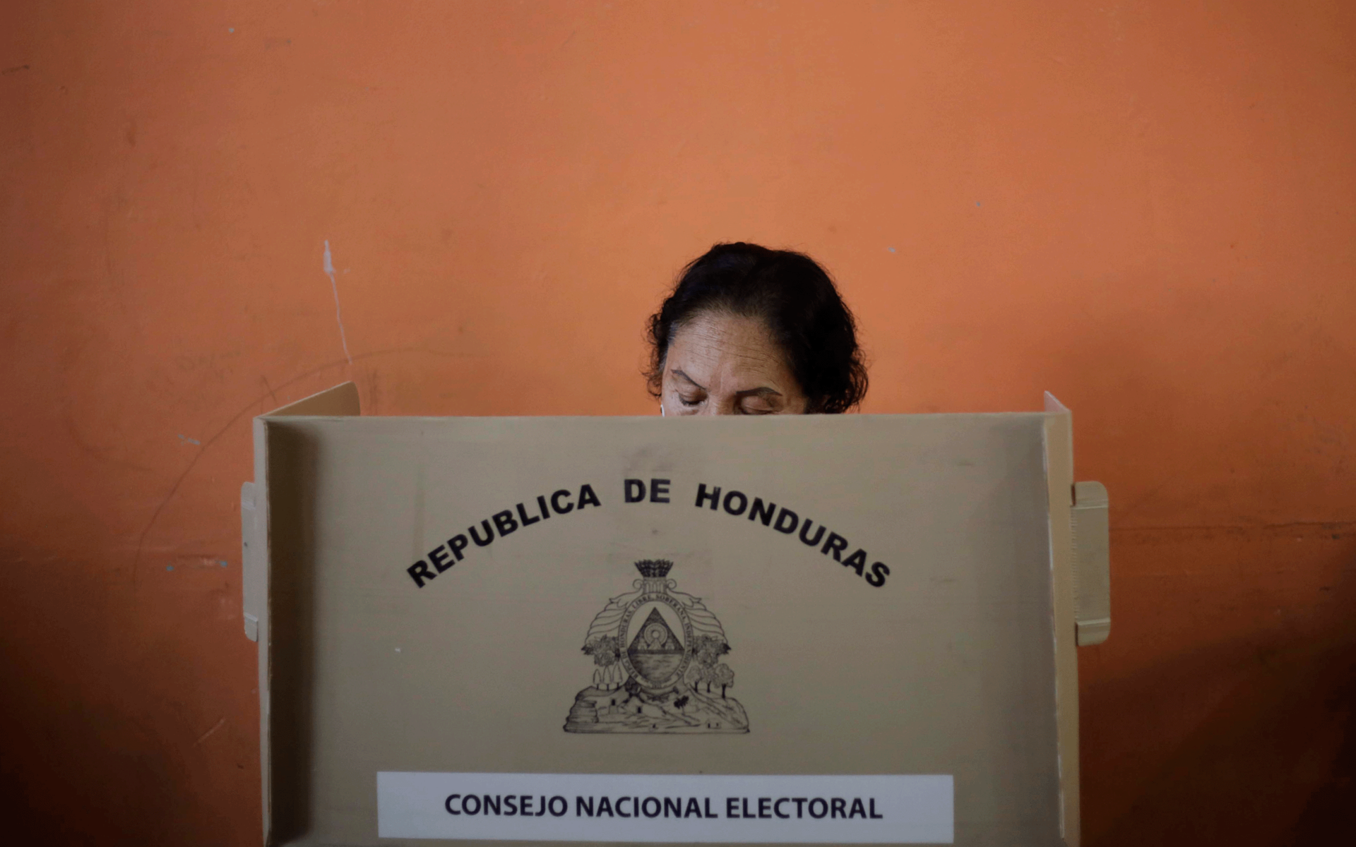 Mujer hondureña participando de procesos electorales en 2021