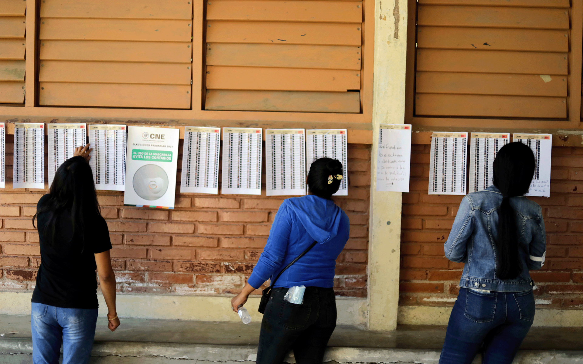 Mujeres hondureñas participando de procesos electorales en 2021