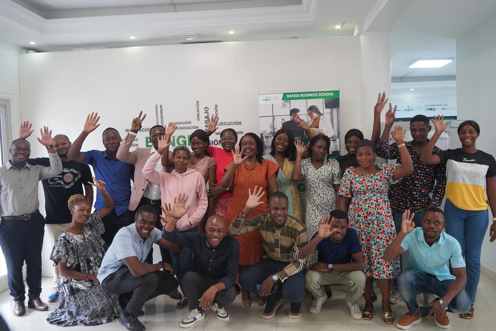 Betty Wabunoha, Representante del PNUD, visita e intercambia con los y las jóvenes en formación de impulso profesional