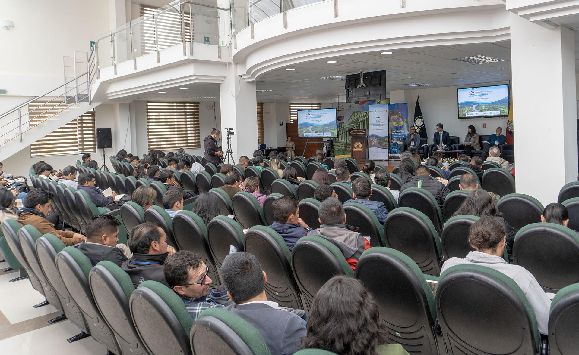 Asistentes al Simposio Binacional de Recursos Hídricos Transfronterizos