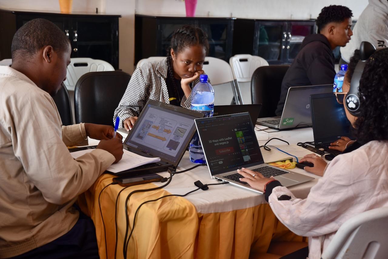 Des étudiants en pleine séance de travail sur les prototypes de logiciels, encadrés par leurs enseignants. Leur engagement a permis de transformer des concepts en outils concrets pour les communes. 