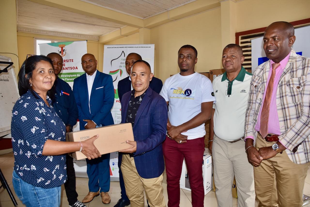 Une représentante du PNUD et le président de l’AGVM lors des remises de matériels, symbolisant la collaboration entre les partenaires pour une gestion municipale innovante