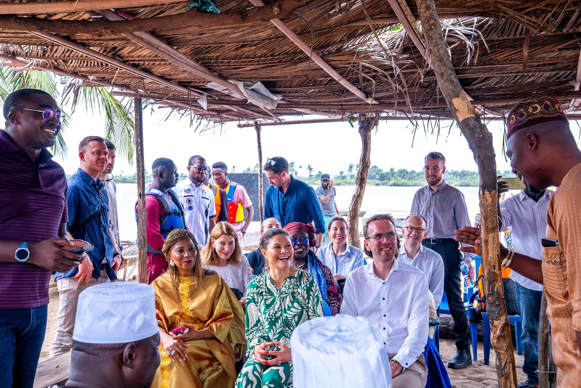H.K.H. Kronprinsessan Victoria, Sveriges infrastruktur- och bostadsminister Andreas Carlson samt UNDP:s regionchef för Afrika, Ahunna Eziakonwa, besökte lokala ledare och samhället på ön Tomaro Onisiwo i Lagoslagunen. @Rejoice Emmanuel/UNDP Nigeria.