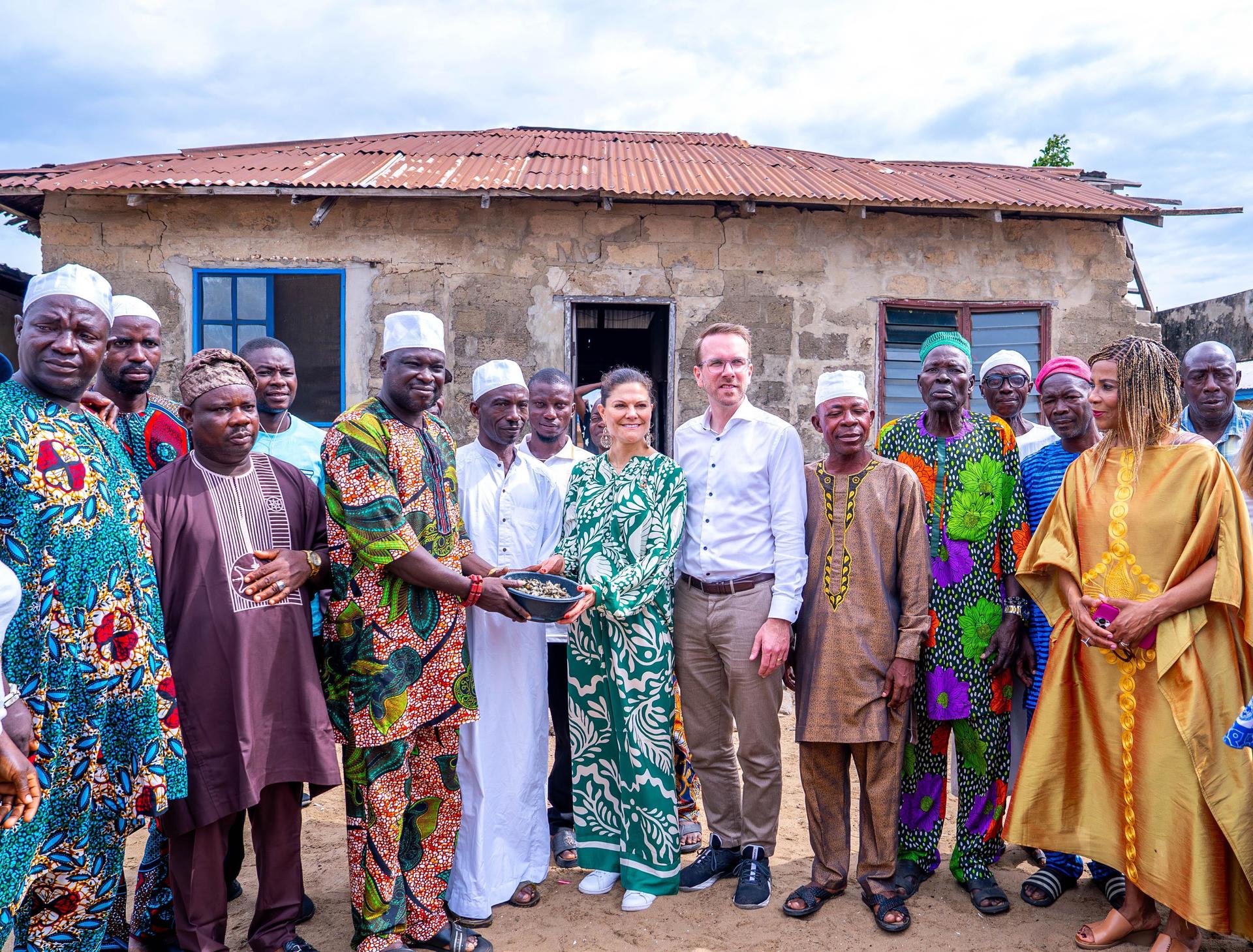 H.K.H. Kronprinsessan Victoria, Sveriges infrastruktur- och bostadsminister Andreas Carlson samt UNDP:s regionchef för Afrika, Ahunna Eziakonwa, besökte lokala ledare och invånare i samhället på ön Tomaro Onisiwo i Lagoslagunen. @Rejoice Emmanuel/UNDP Nigeria.