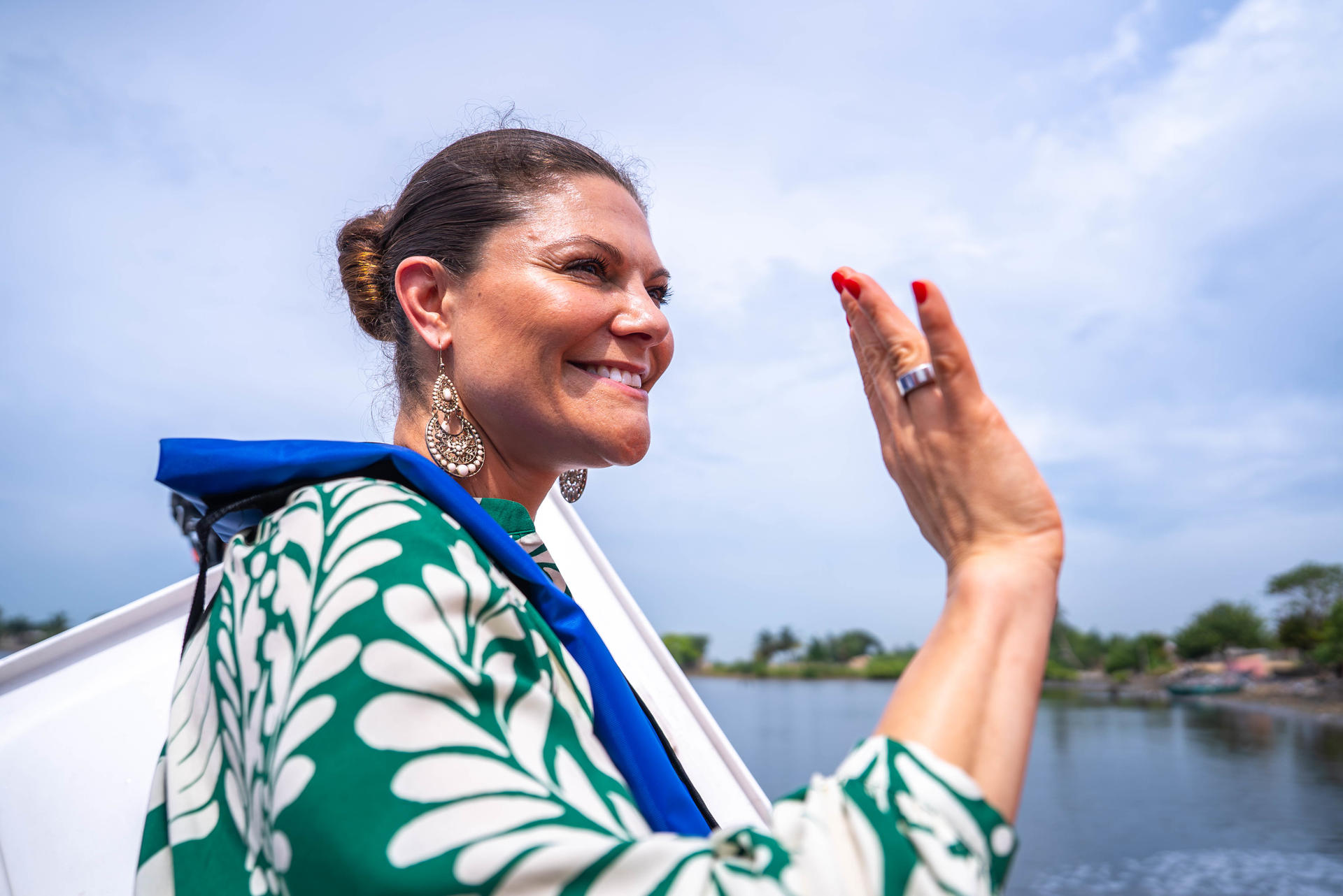 H.K.H. Kronprinsessan Victoria besöker Tomaro Onisiwo Island i Lagoslagunen — hem för den kungliga familjen Onisiwo och cirka 5 000 invånare.