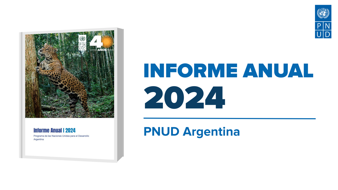 Portada del informe anual con una foto de una yaguareté apoyado en un árbol en la selva.