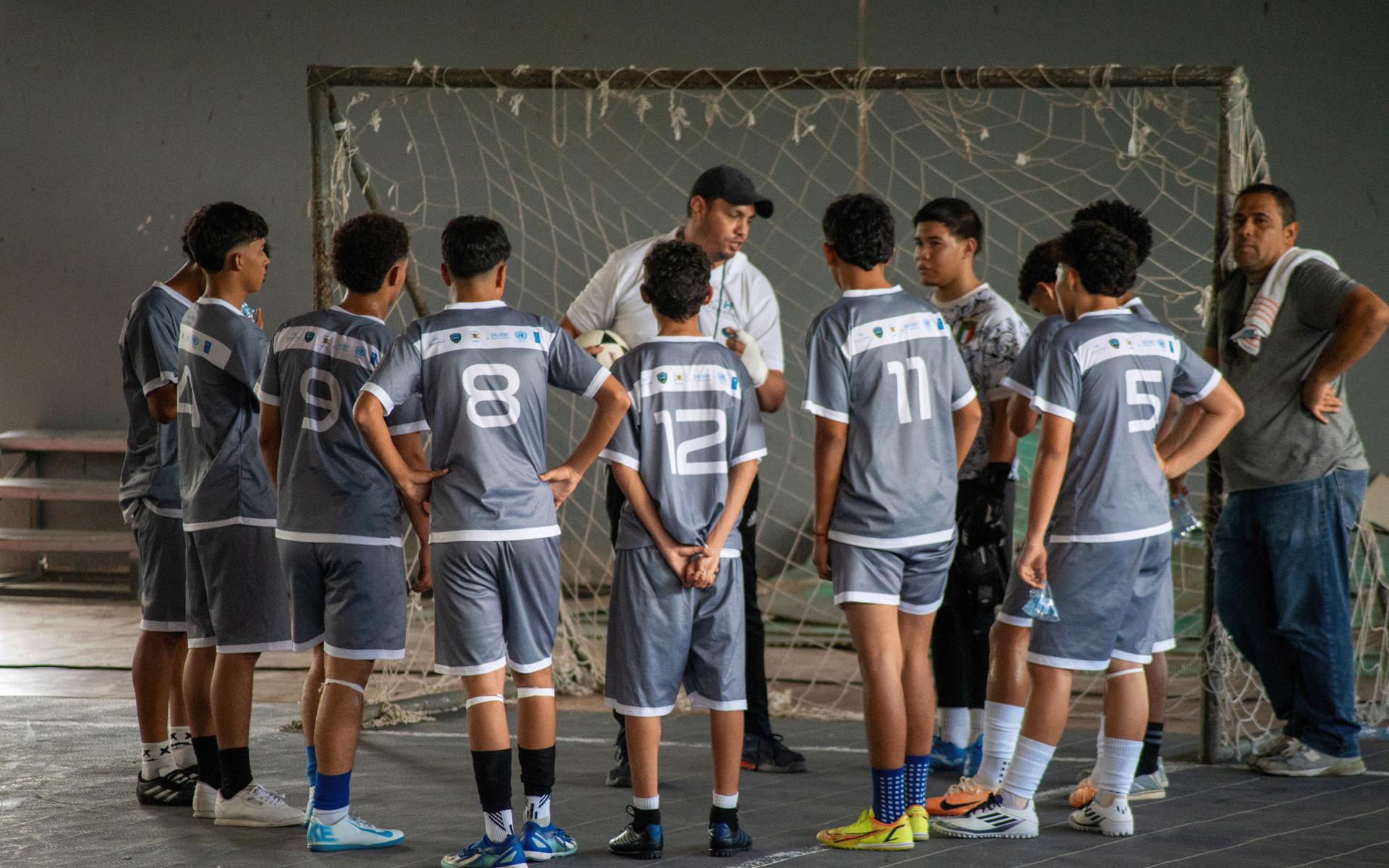 Jugadores participantes de torneos de fútbol en el marco de la campaña "Sin Armas, Más Paz"