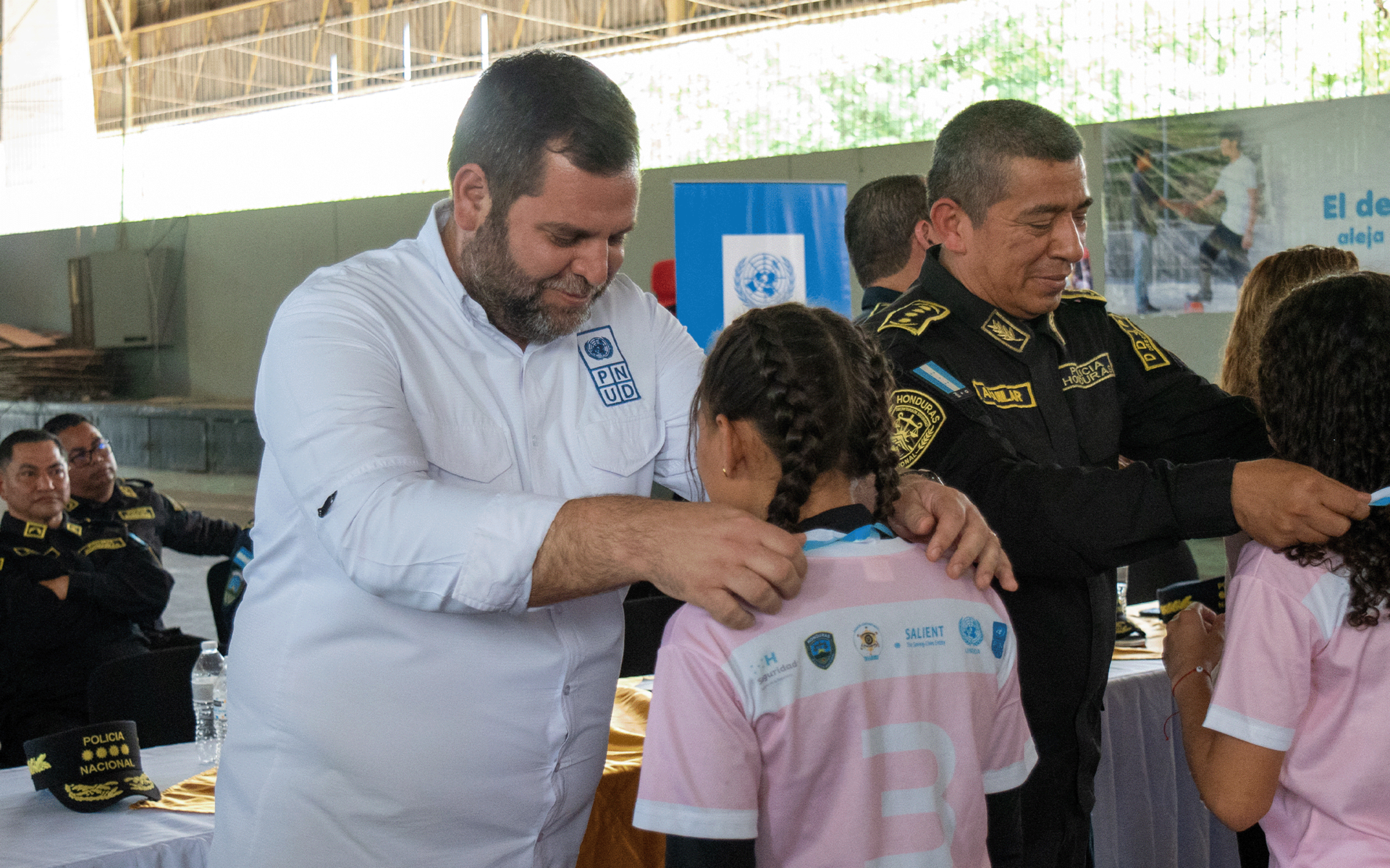 Premiación a jugadoras/es participantes de torneos de fútbol en el marco de la campaña "Sin Armas, Más Paz"