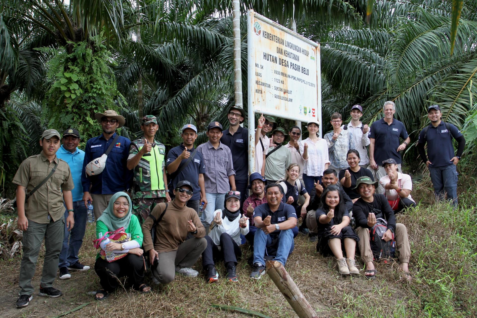 SLPI is about creating and building the space for multi-stakeholders from various sectors to enhance collaboration to build pathways for sustainable landscape and commodities. Here, representatives from the Swiss State Secretariat for Economic Affairs (SECO), the Coordinating Minister of Economic Affairs of the Republic of Indonesia (CMEA), the Ministry of Agriculture, UNDP, LASR Consortium (Swisscontact, Earthworm Foundation and Koltiva) and local communities posed together during a field visit to Pasir Be