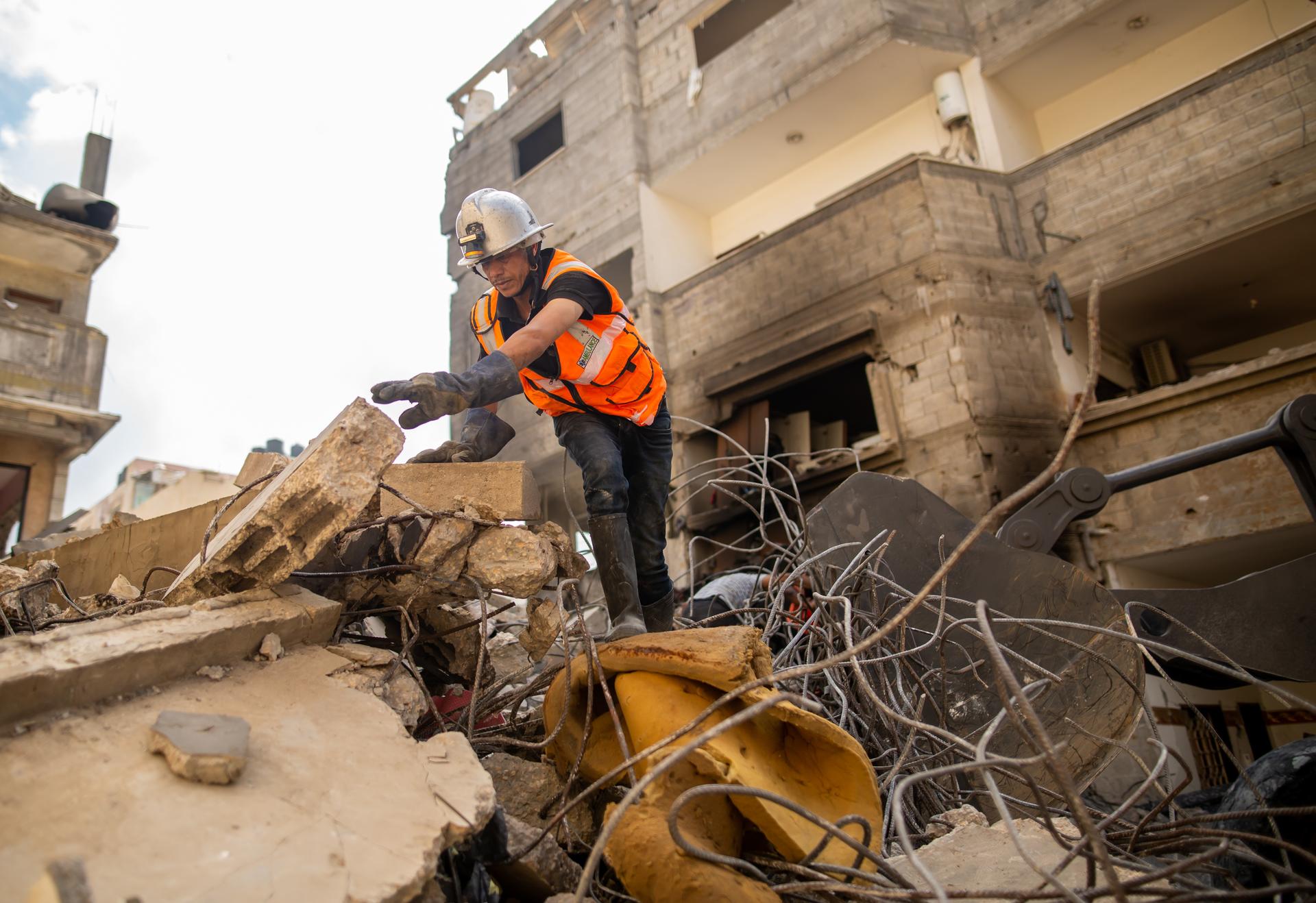 In Gaza, UNDP support includes debris removal, emergency jobs, solid waste management and provision of essential services. © UNDP PAPP