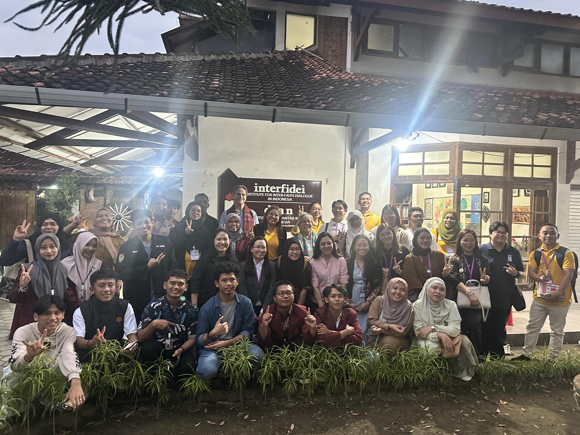 With support from the British Embassy in Manila, UNDP helped lay the groundwork for institutionalizing the WPS agenda with partners from the academe, government, and sectoral organizations. One of the activities was the learning exchange with the Institute for Interfaith Dialogue in Yogyakarta, Indonesia, organized by UNDP.building with greenery.
