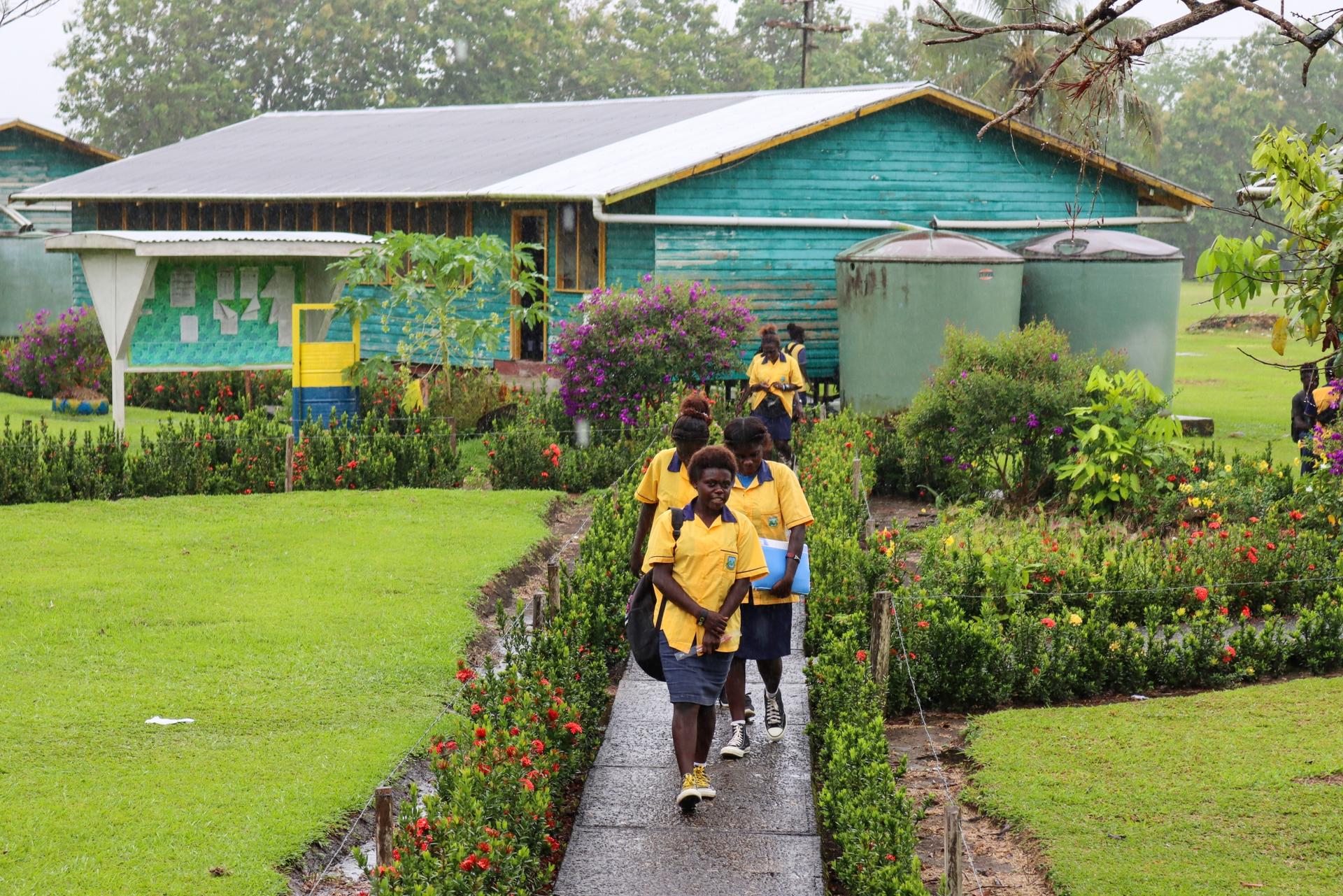 Boarding students going back to the dorm in a rain / UNDP Papua New Guinea Hiroe Ono