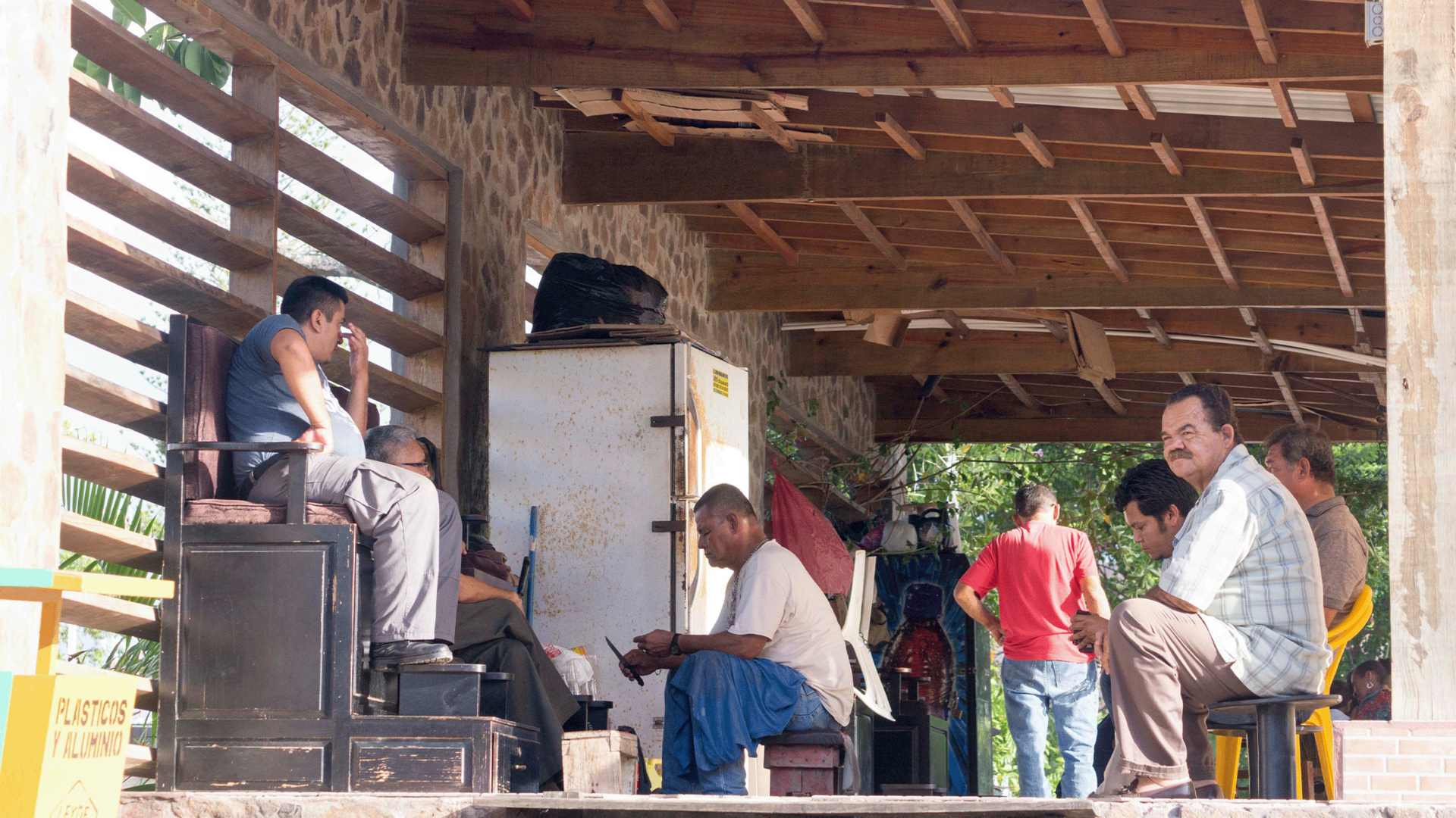 Negocio informal de lustro de zapatos en Honduras
