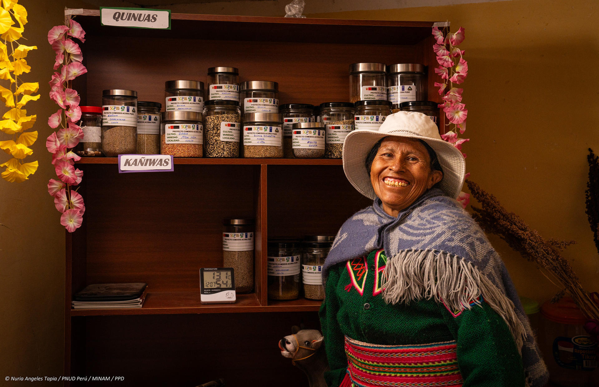 Jacoba Aguilar shows her products at her family bank, “Suma Chuyma”, in the community of Culta. Photo: PNUD Peru / MINAM / PPD / Nuria Angeles Tapia 