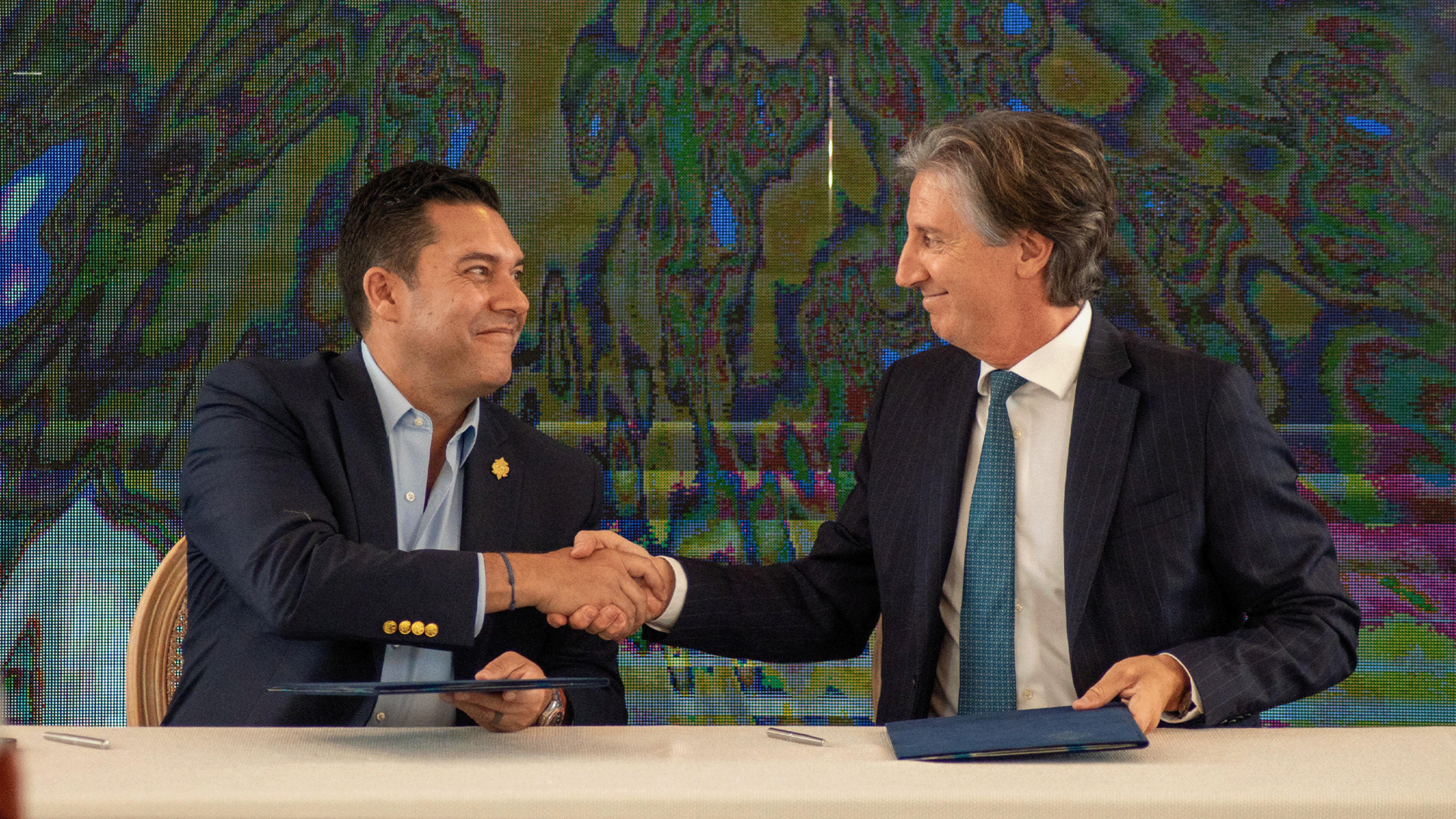 Juan Diego Zelaya, Alcalde de la Alcaldía Municipal del Distrito Central junto al Representante Residente del PNUD en Honduras, Alessandro Fracassetti durante la firma del acuerdo de la iniciativa "La Capital Conecta"
