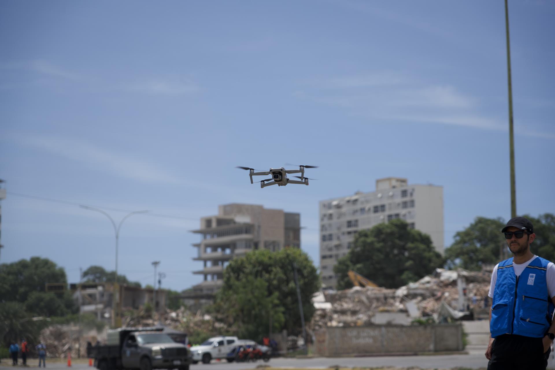 Dron del PNUD sobrevuela una zona con escombros y edificios dañados en La Guaira