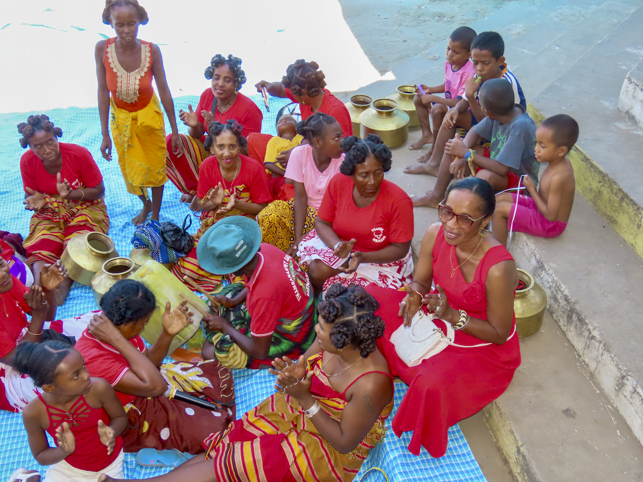À Mahabo, les voix des femmes, les chants traditionnels dans le Dinan'niMenabe