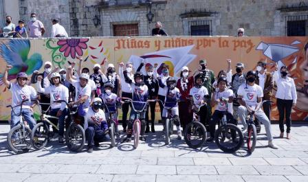 jóvenes con bicicletas en plaza pública