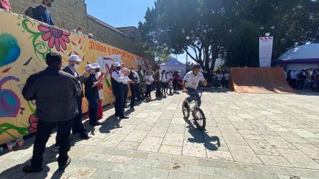 joven en bicicleta