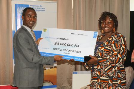 Remise de chèque à une jeune femme entrepreneure