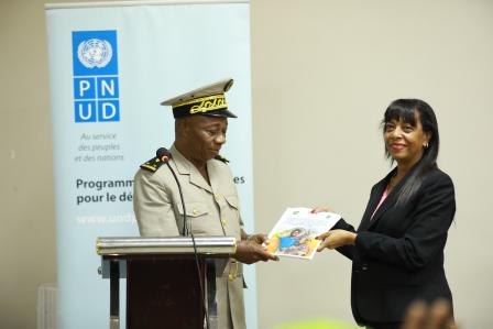 Remise du document projet portant sur l'engagement des jeunes dans la prévention des crises, au préfet de région