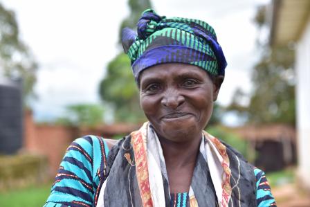 -	Mme Madeleine Vumilia, une des bénéficiaires du centre communautaire polyvalent de Burhale 