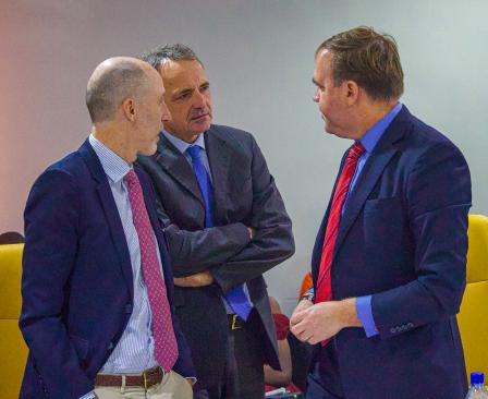 Discussion entre les ambassadeurs du Royaume-Uni, d'Allemagne et des Pays-Bas au Tchad.  
