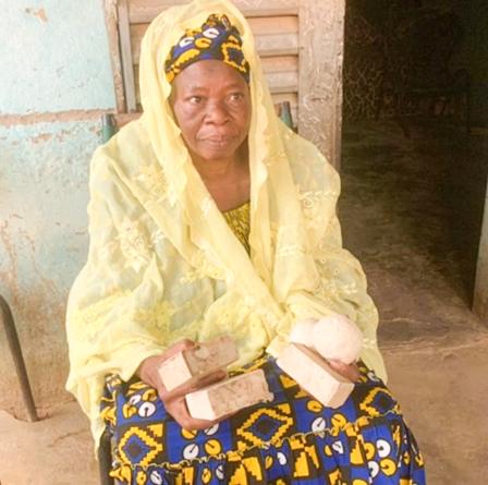 Adama Ouloguem, présentant divers produits de savon à vendre dans la commune de Bandiagara