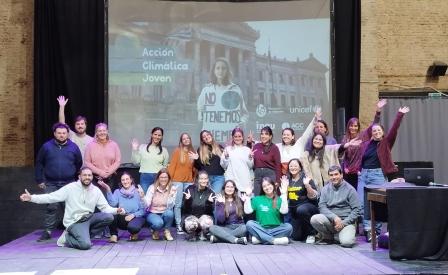 Foto grupal de educadoras y educadores saludan a la camara