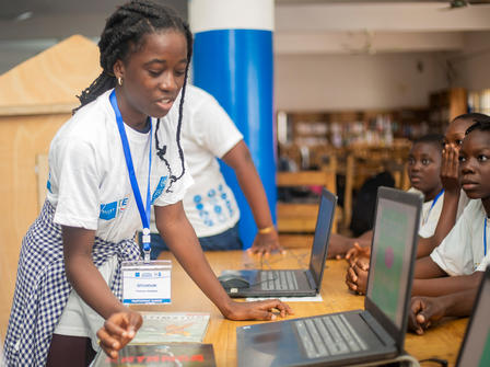 Une jeune fille présentant un projet d'intelligence artificielle