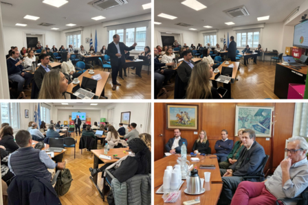 Cuatro fotografías muestran a varios grupos de personas en reuniones y presentaciones en un ambiente de oficina. Las primeras tres imágenes presentan a asistentes sentados alrededor de mesas con computadoras portátiles y tazas de café, mientras escuchan a un orador de pie que presenta información en una pantalla. La cuarta imagen muestra a un grupo más pequeño de personas sentadas alrededor de una mesa de conferencias con bebidas y materiales de oficina.