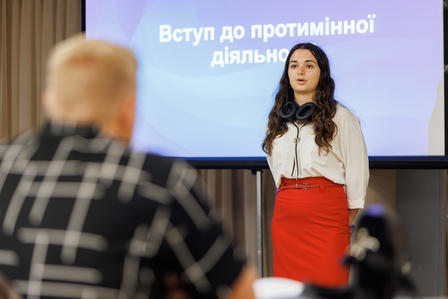 людина, що стоїть перед ширмою