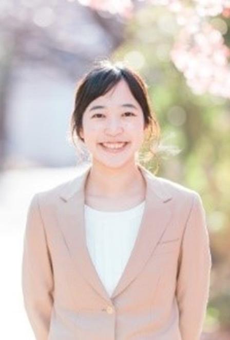 カメラに向かって微笑む人
