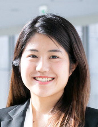 カメラに向かって微笑む女性