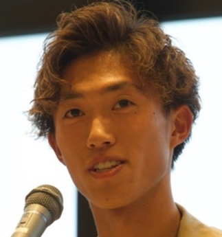 カメラに向かって微笑む人