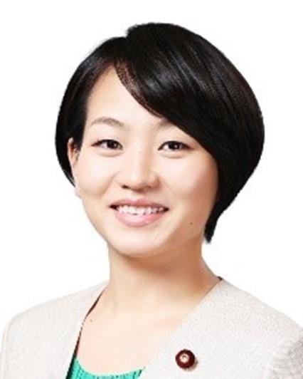 カメラに向かってポーズをとっている人