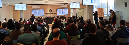 Foto amplia de unas 80 personas atendiendo a tallerista en Montevideo Uruguay