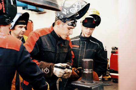 группа людей, смотрящих в сотовый телефон