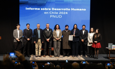 Un grupo de personas posando para la cámara