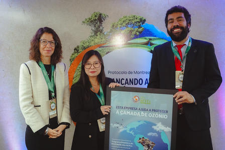 Um casal de pessoas posando para uma foto