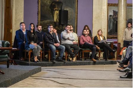 Un grupo de personas sentadas en un banco