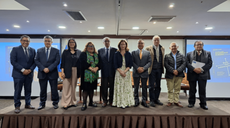 Un grupo de personas posando para una foto