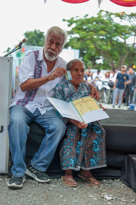 a man and a woman sitting on a bench