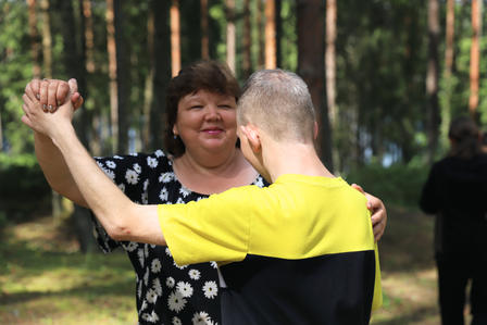 a person holding a frisbee in a park