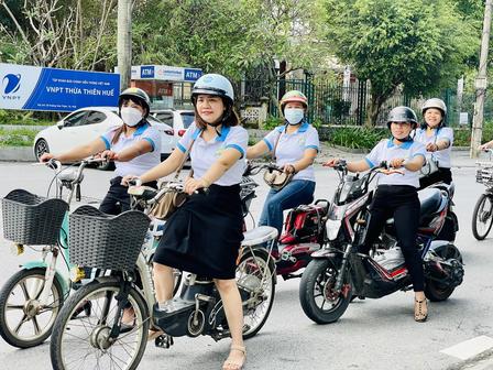 a group of people riding on the back of a e-motorcycle