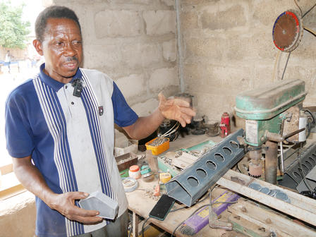 Un ferronnier dans son atelier