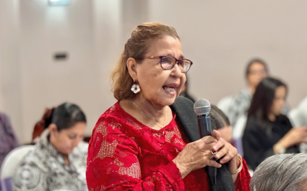 Mujer participante del evento de lanzamiento "Ellas Deciden… Ellas Representan"