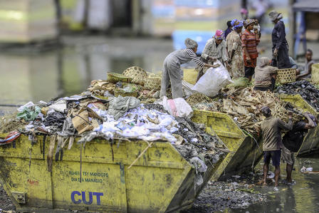 Accumulation des déchets dans les espaces publics